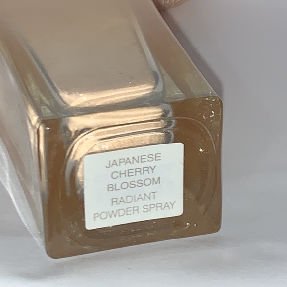 Japanese Cherry Blossom Radiant Powder Spray - Picture 5 of 9